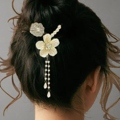 Elegant Floral Hair Pin with Pearl Details