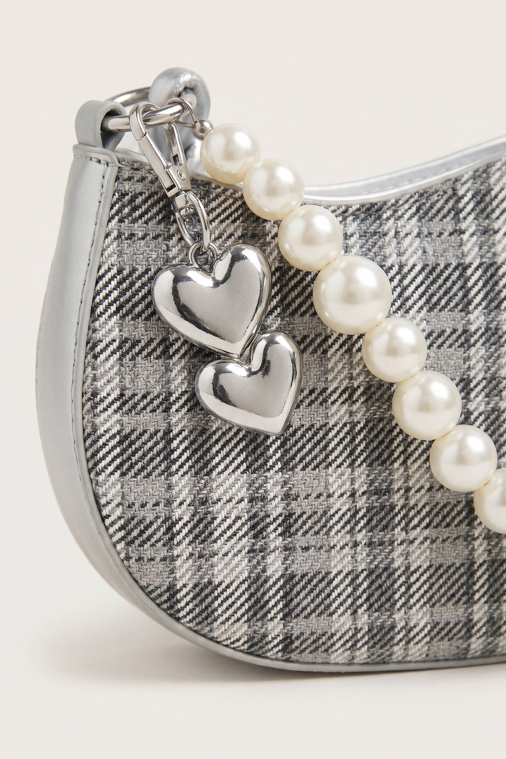 Amelie faux-pearl heart shoulder bag in silver — detail