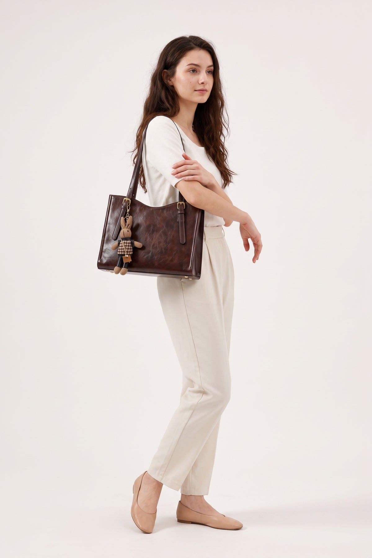 Avignon vintage tote bag in brown — on model