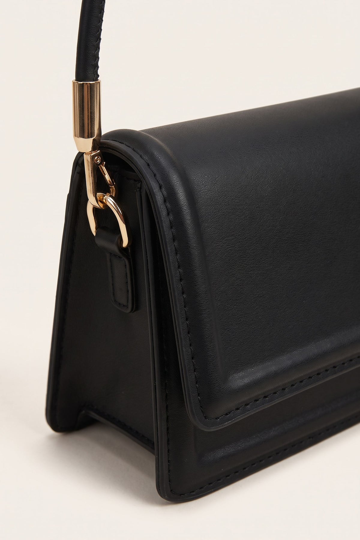 Harriet shoulder bag in black — detail