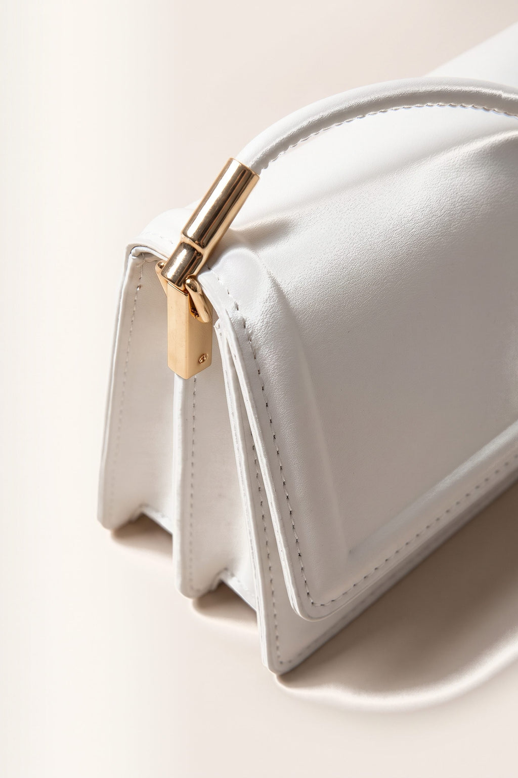 Harriet shoulder bag in white — detail