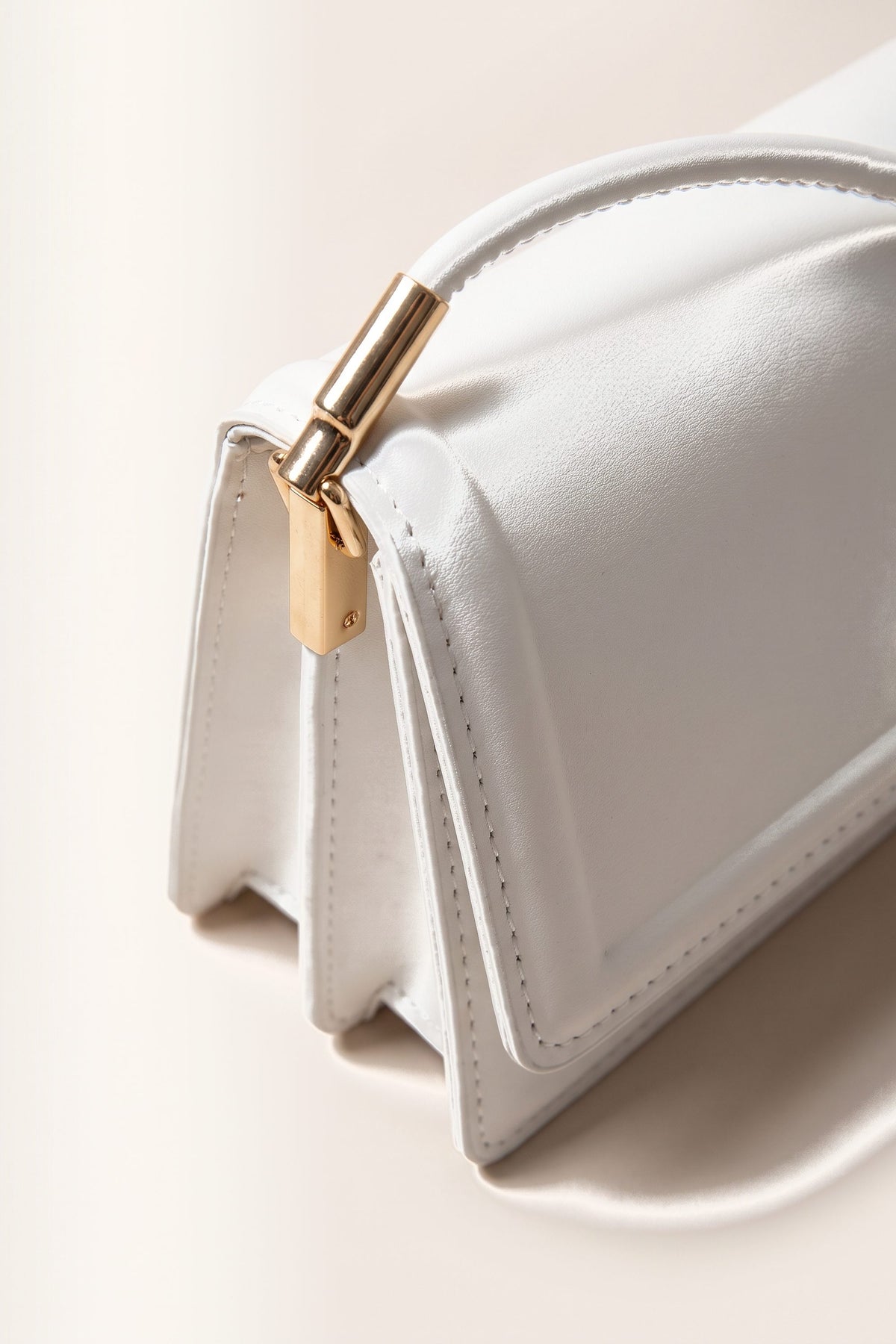 Harriet shoulder bag in white — detail