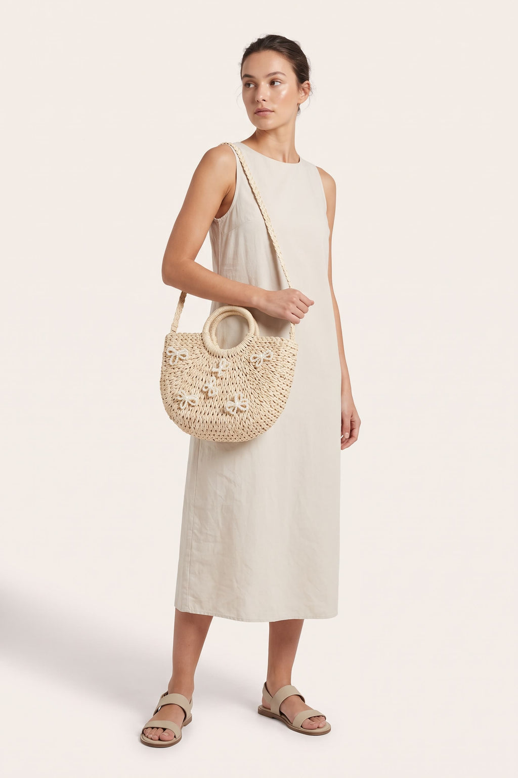 Sabine tote bag in Beige — on model