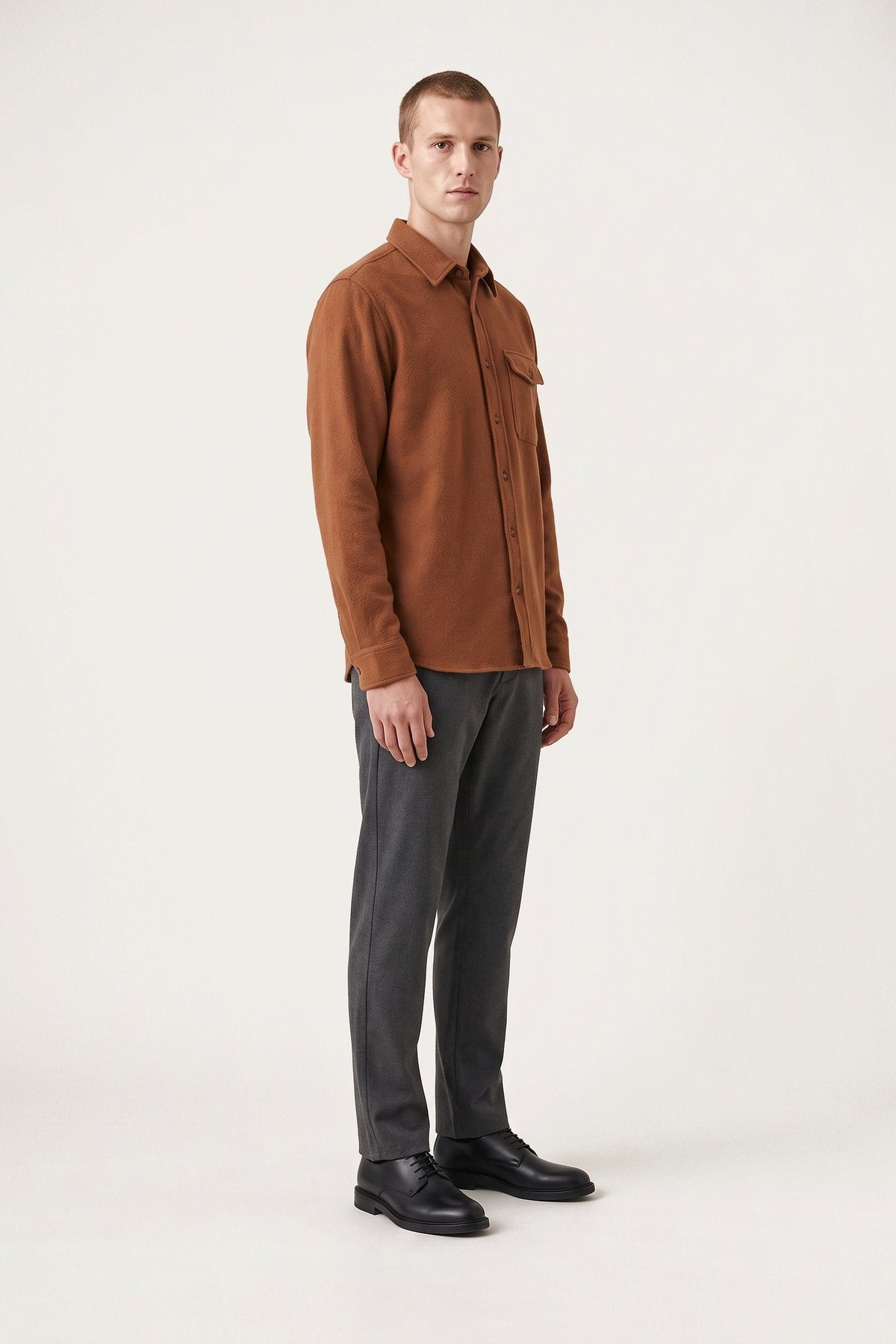 Dag shirt in rust brown — three-quarter view