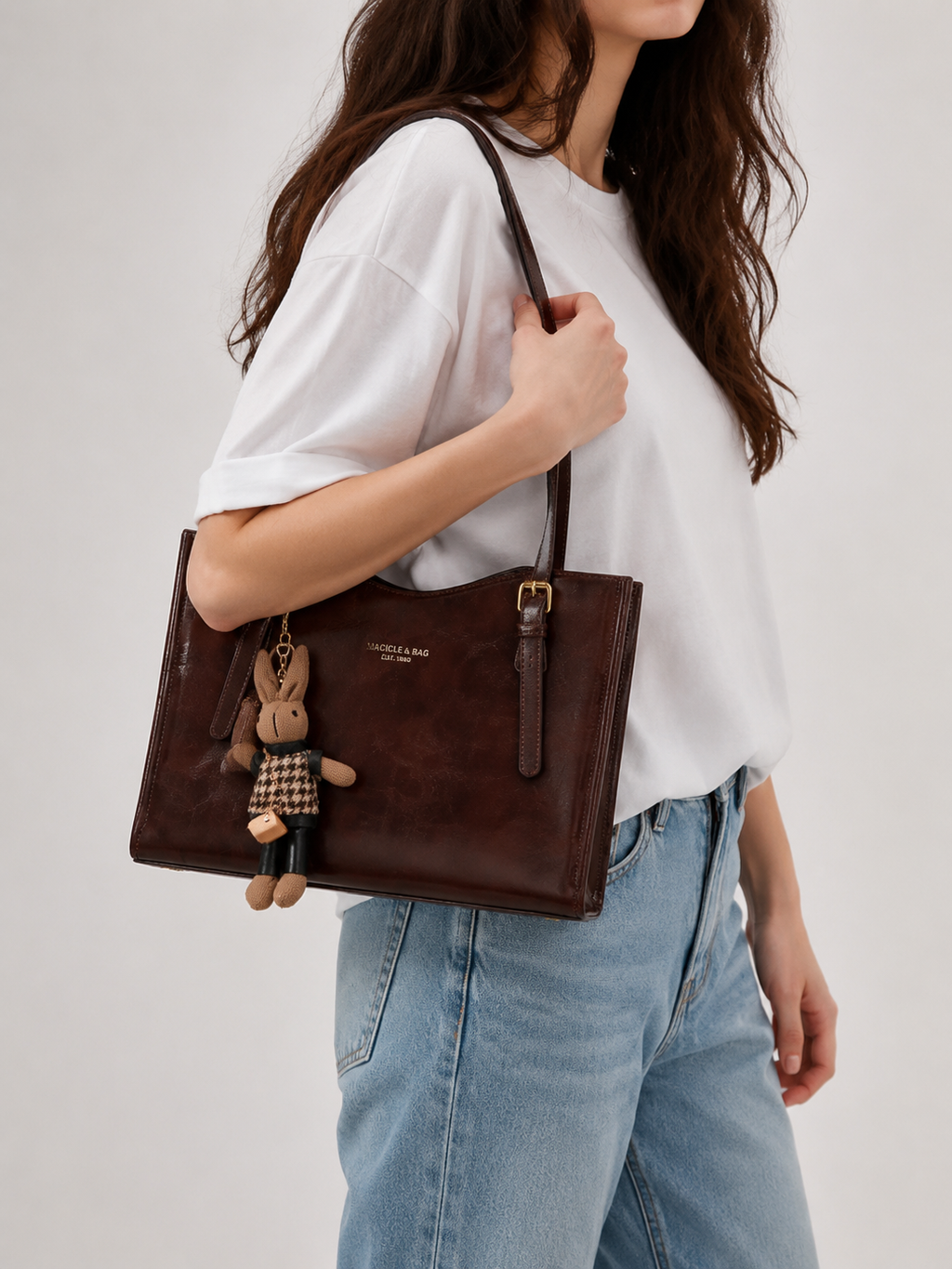 Avignon tote bag in Red — on model